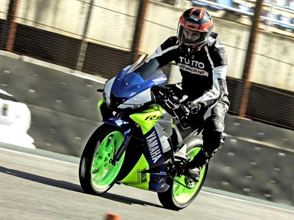 Rafael Miotto pilotando a Yamaha R15